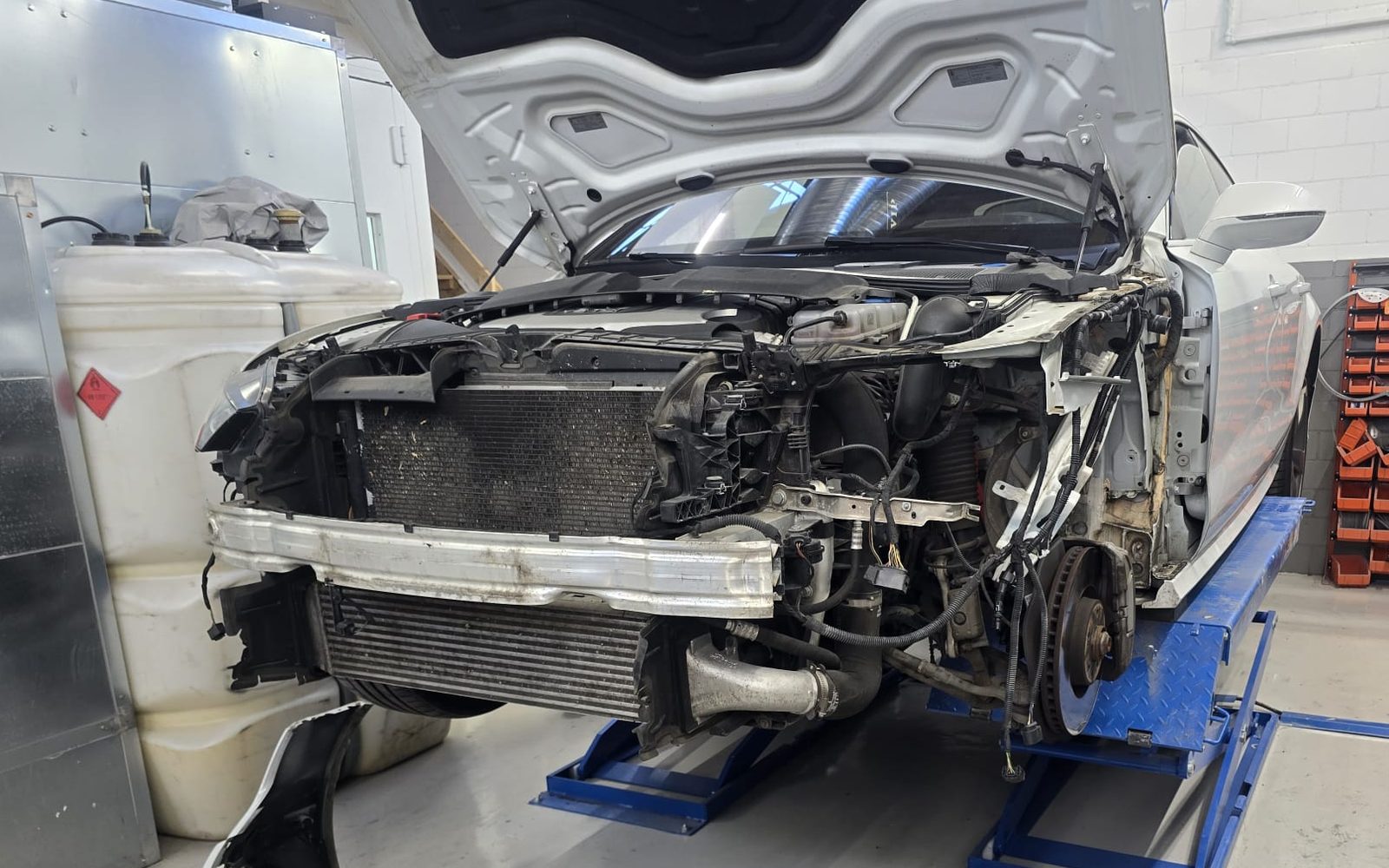 Audi A7 Sportback vor der Reparatur — Frontpartie demontiert