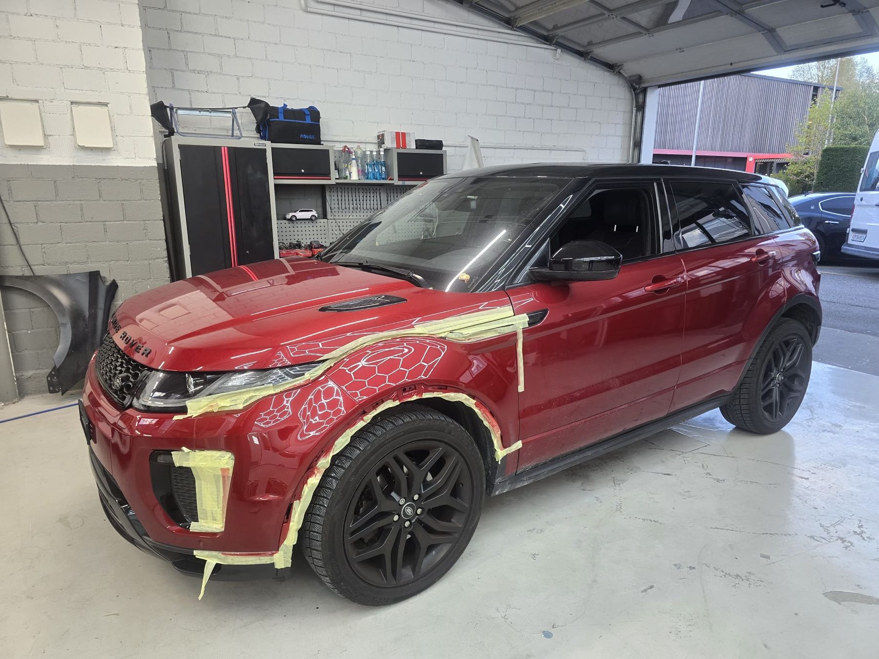 Abgeklebter Range Rover Evoque vor der Lackierung bei AUTOEGI