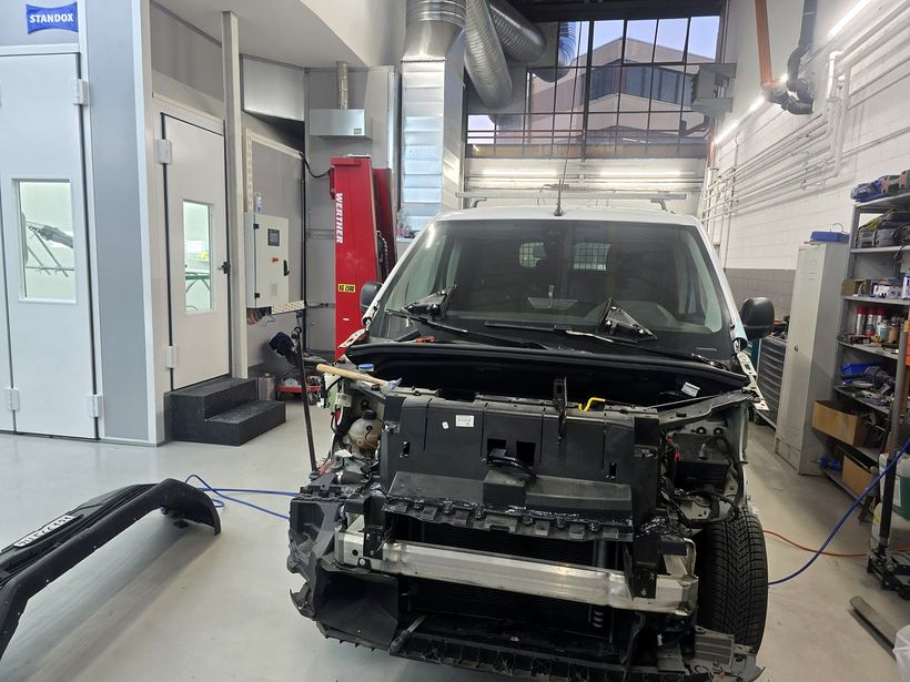 Peugeot — Frontpartie demontiert