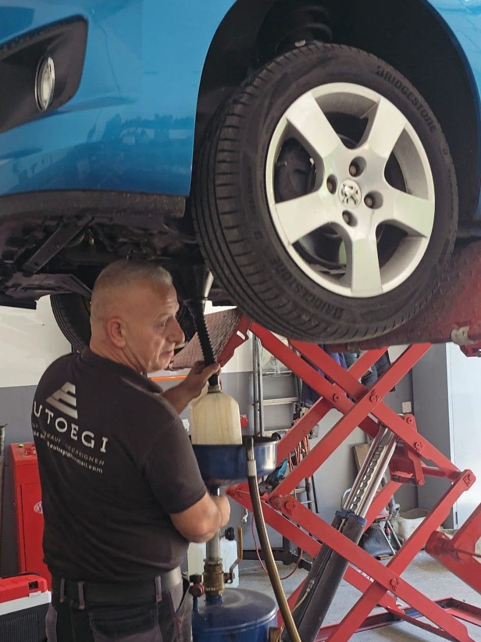Mechanik — Service auf der Hebebühne