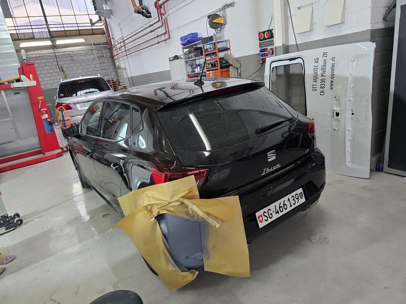 Seat Ibiza — Heckstossfänger vor der Lackierung