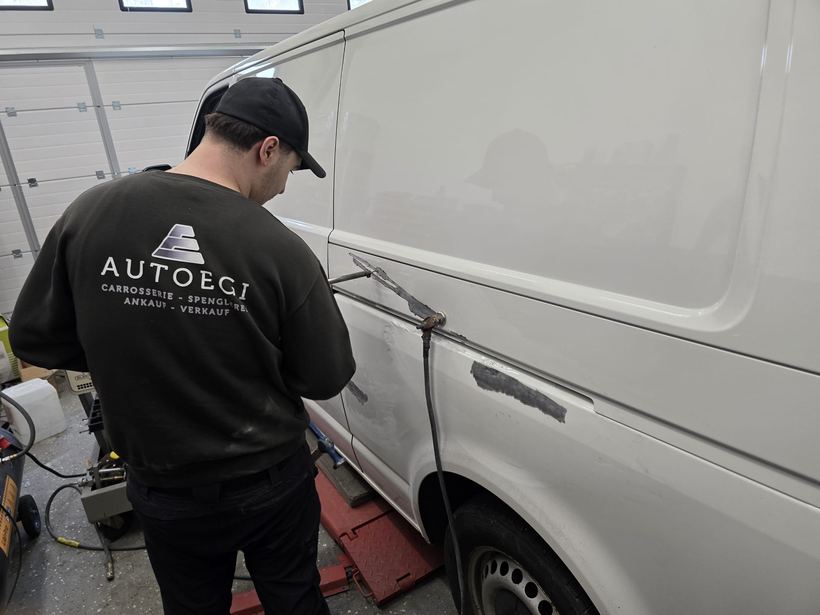 Lieferwagen — Ausbeulen an der Seitenwand